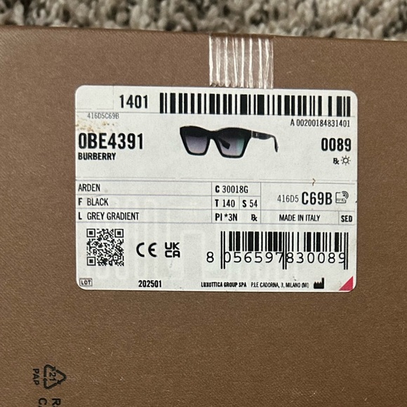 Burberry Arden sunglaases - Picture 5 of 10